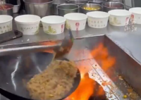 小伙賣炒飯凈賺50萬:真收入不怕打假 這也太厲害了