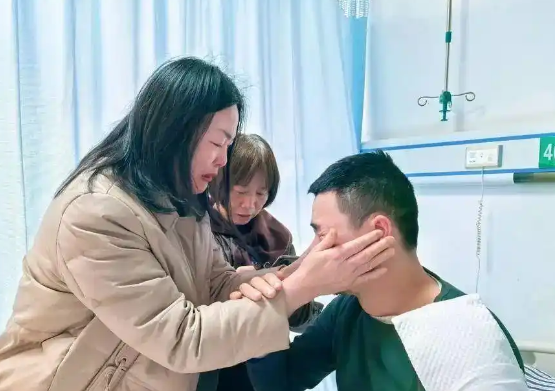 男子車(chē)禍住院找到失聯(lián)18年家人 這也太巧合了