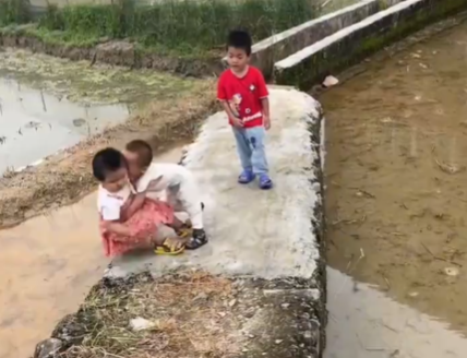 兩個小孩熱情擁抱下一秒掉入泥坑 背后真相實(shí)在讓人驚愕