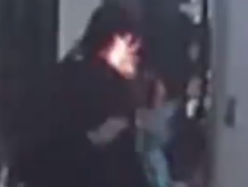 女子劃破氫氣球摸門把手瞬間起火 這也太危險了