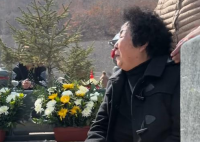 田姥姥看望離世老伴在墓前痛哭 難掩思念之情