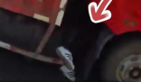 路人看到貨車里現(xiàn)疑似人腳嚇得報警 到底是什么情況？