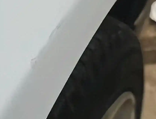 早餐車刮花豪車賠了15個(gè)雞蛋餅 引發(fā)網(wǎng)友關(guān)注