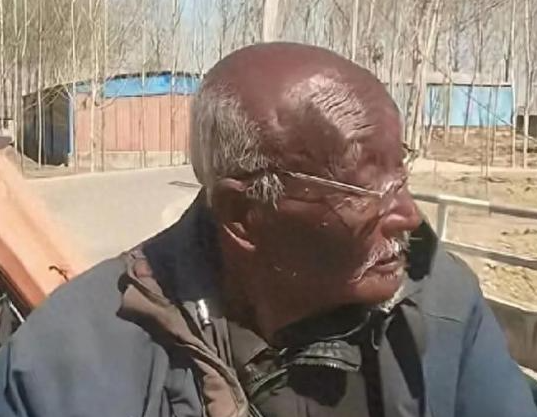 男生偶遇三個曬成“非洲人”的大爺 究竟是怎么回事？