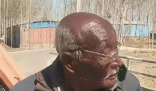 男生偶遇三個曬成“非洲人”的大爺 究竟是怎么回事？