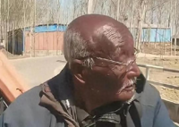 男生偶遇三個曬成“非洲人”的大爺 究竟是怎么回事？