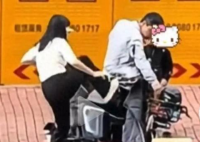 妻子屢次猛踹電動車 丈夫默默扶車 究竟是怎么回事？