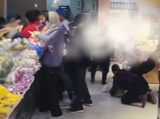 超市回應(yīng)將饅頭扔地上給大爺大媽搶 為什么引爭議？