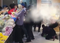 超市回應(yīng)將饅頭扔地上給大爺大媽搶 為什么引爭議？