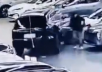 沈陽車展一SUV引發多車碰撞受損 為什么撞車？