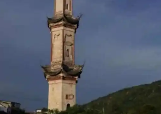 四川一超百年文物白塔出現傾斜 究竟是怎么回事？