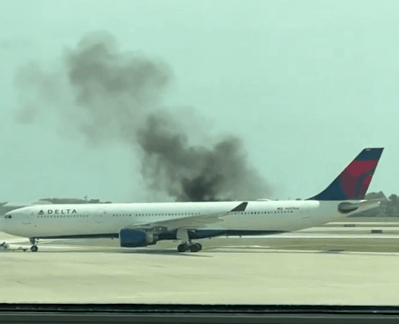 美國一客機在機場發動機起火 為什么起火？