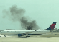 美國一客機在機場發動機起火 為什么起火？