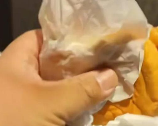 男孩稱漢堡有異味父親要求退款 究竟是怎么回事？