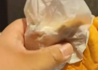 男孩稱漢堡有異味父親要求退款 究竟是怎么回事？
