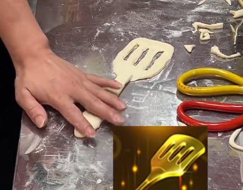 河南一老板制作鏟子造型燒餅寵客 到底是什么樣的？